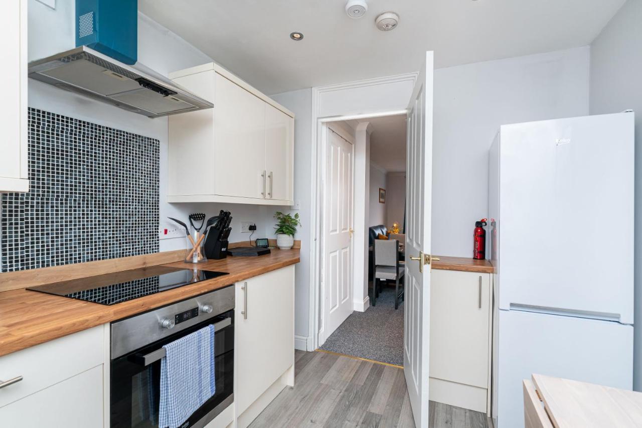 Lovely 3-Bedroom Flat With Free Parking Bridge of Allan Dış mekan fotoğraf